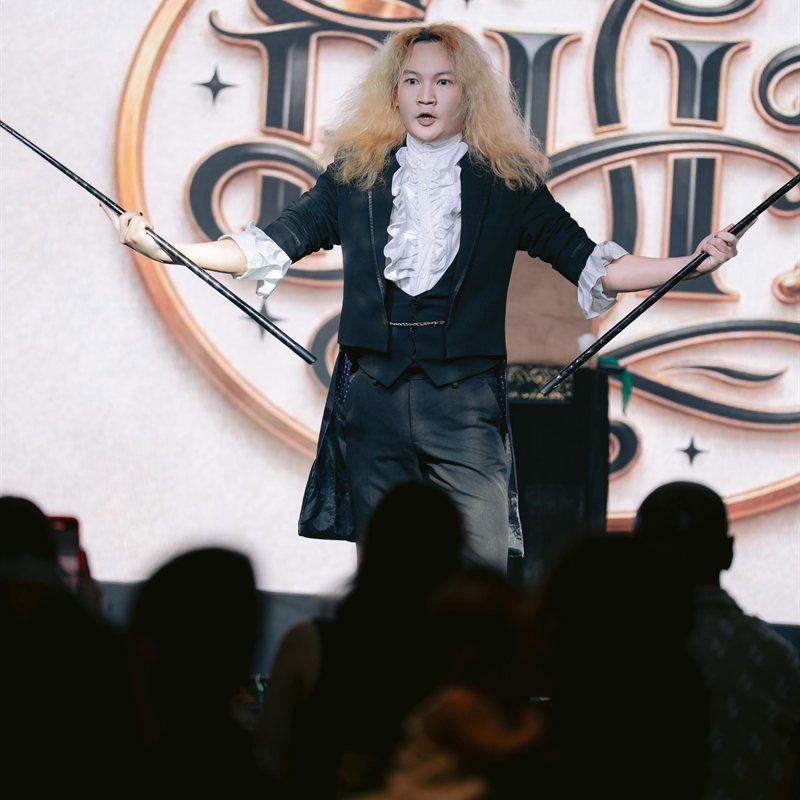 BHT Magician biểu diễn tiết mục gậy trên sân khấu gala